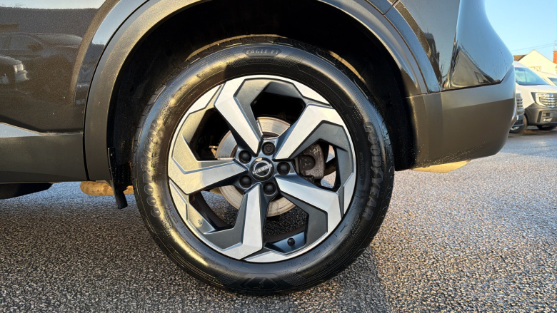 Nissan Qashqai 1.3 DiG-T MH N-Connecta 5dr Petrol Hatchback